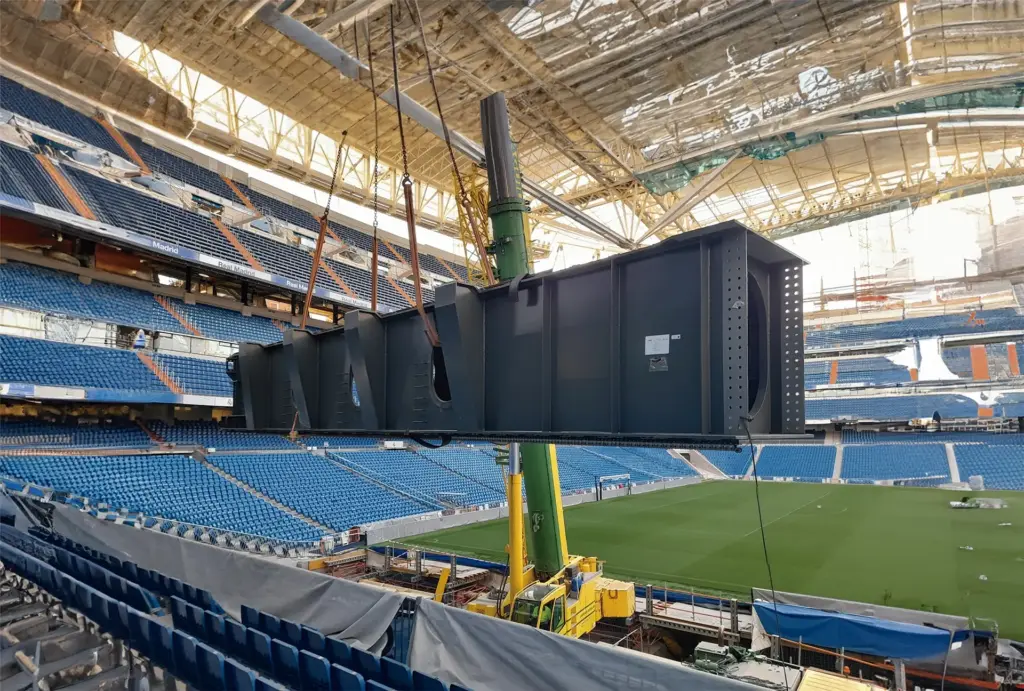 Lifting and erection of a structure on site