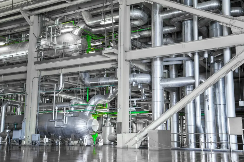 Tuberías de vapor y calor de proceso en una planta industrial