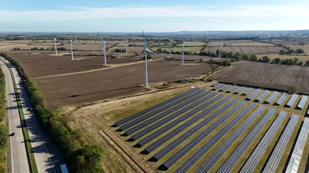 Planta fotovoltaica y parque eólico: integración de renovables con almacenamiento térmico