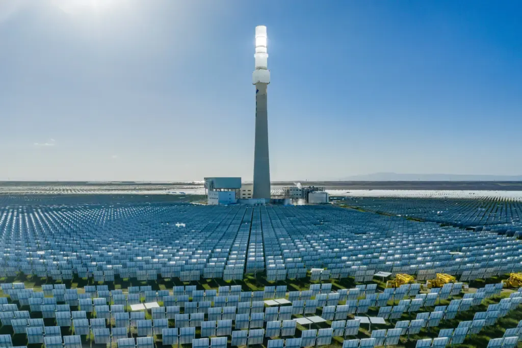 Planta termosolar de torre con campo de heliostatos