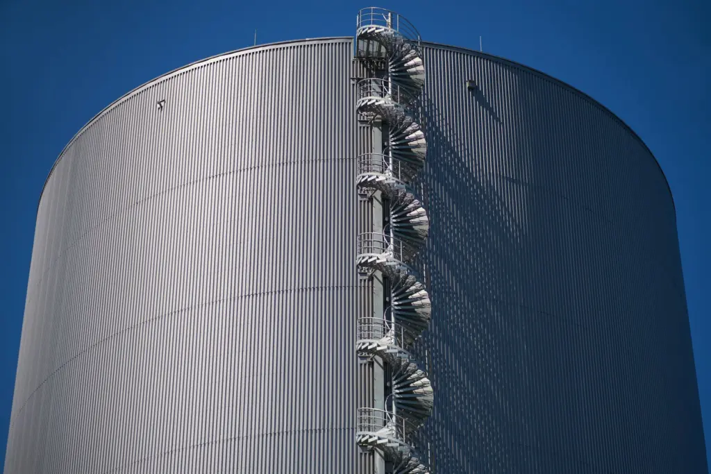 Detalle de un tanque termoclino de almacenamiento térmico con escalera helicoidal