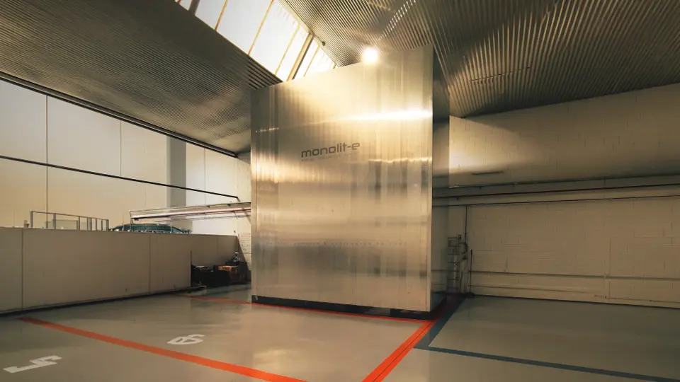 Módulo de almacenamiento térmico en sólidos instalado en nave industrial